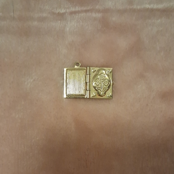 Gold Locket Pendant - Picture 3 of 4